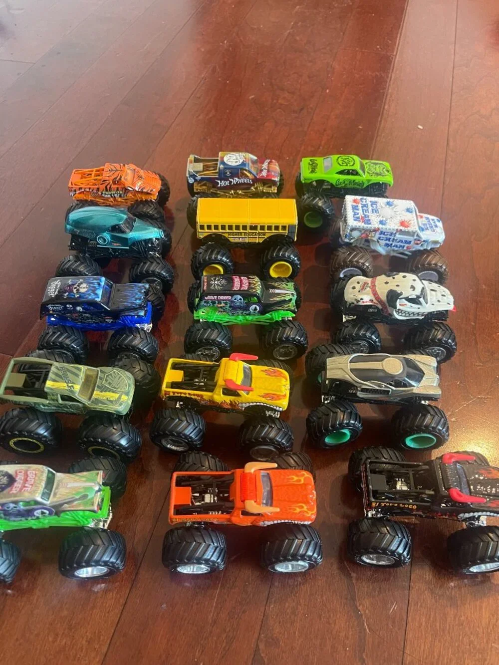 Hot Wheels Monster Jam Grave Digger Storage Case + 15 Trucks